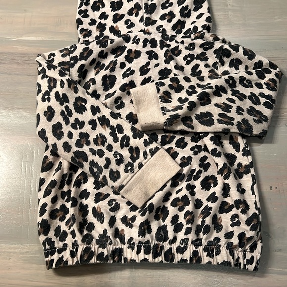 🖤 18 - 24 Months Leopard Hoodie (Long Sleeved Shirt). 2T. - Picture 10 of 10